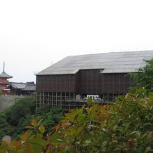 只今50年に一度の屋根の葺き替え中