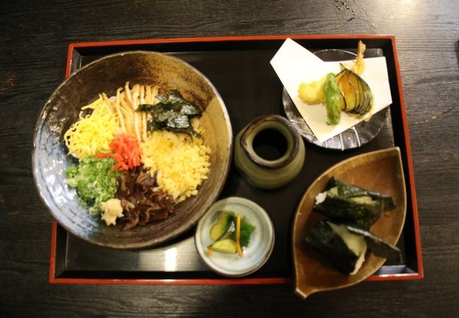 お店一押しの彩りうどん定食が美味しい