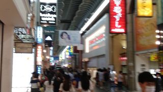 平日夜なのに人通り多くて賑やか戎橋筋商店街 