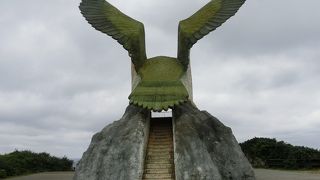 でかいサシバが飛び立つような展望台