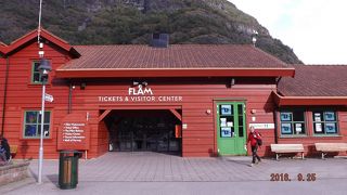 平屋の小さな駅舎ですが、中には観光案内所や土産物店があります