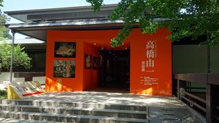 落ち着いた色使いが魅力の絵画