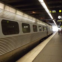 このホームの前よりの出口から階段を上ると、駅の西側に出ました