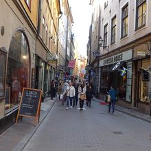 昼の時間で、レストランもにぎわっていました