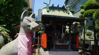 小さな祠のようなお稲荷さんです