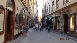 ガムラ スタンを南北に突き抜ける数百メートルのメイン道路です