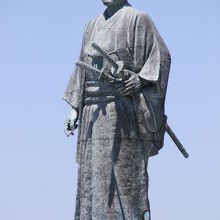 全長６ｍ武市半平太像