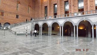 入口を通って中に入ると、大きな部屋に出ます