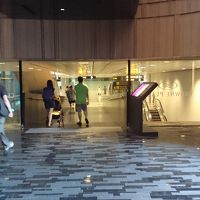 到着階からのホテルの入り口。