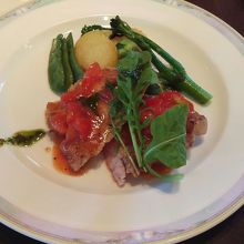 コースのメイン：豚肉の炭焼き