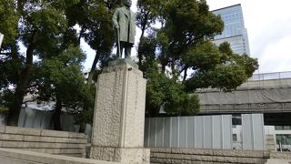 凛として前を見つめている銅像です