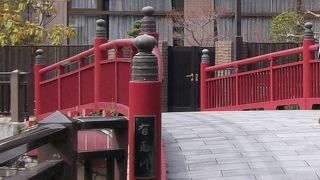 真っ赤な橋とねねの像