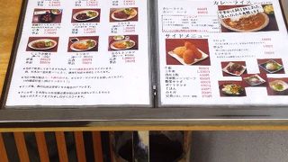 大きなのれんが目印