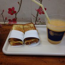 スペシャルトーストとももジュース。5500Wなり。