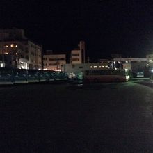 夜のバスターミナル