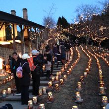 飛龍窯に沿って　灯ろうがきらめく