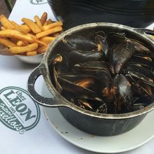 ムール貝とフリッター！バケツ一杯です！