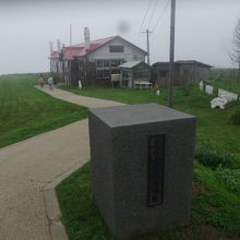 入口付近から眺めた小学校のロケ建造物の様子