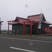 海の傍に突如として現れる神社です