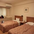 冷房の効きが悪く、部屋が暑いが…それも値段相応なのかなと感じるホテル。　熱海駅徒歩5分は便利なロケーションですね!