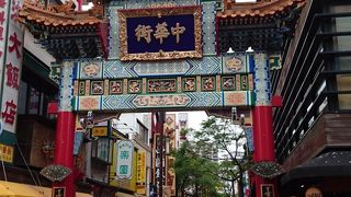 赤を基調とした中華街大通りの西側にある門です。