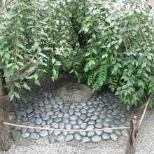 京の中心、へそ石