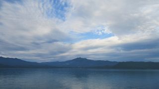 日本一深い湖。水面が青く美しい。
