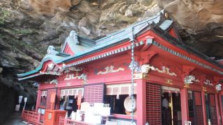 縁結びや子授け、安産などの御利益があると伝わります