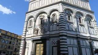 「天国の扉」の前には観光客がいっぱい！