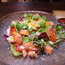 スモークした八幡平サーモンと丸かじりトマトのサラダ