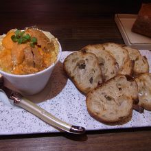 じゃがいもパンナコッタにウニとコンソメジュレ