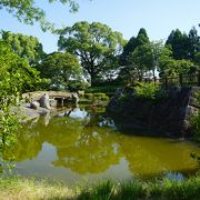 中心部には池のある日本庭園やその傍らに高山右近像も