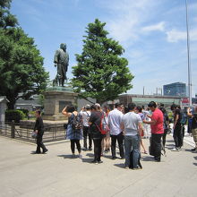 ２銅像と外国人観光客