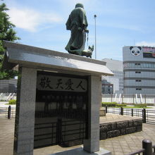 ３銅像と由来碑