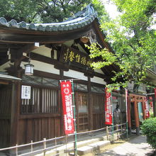 ５穴稲荷への建物