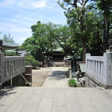 ３鳥居をくぐり正面社殿、左側社務所