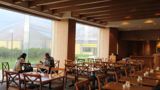 ANAクラウンプラザホテル稚内 1Ｆレストランは朝５時から朝食、テイクアウトコーヒーカップあり。