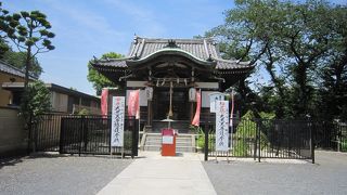 お堂の屋根の庇に千社札が多数貼られていました