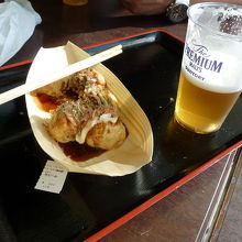 たこ焼きとビールのセットです。少し飲んだ。