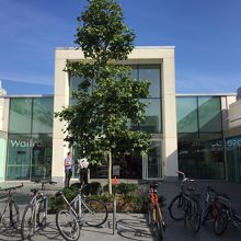 正面を撮りたかったのですが、大きな木がそびえたっていました。