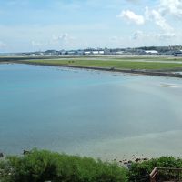 部屋から眺める那覇空港と海
