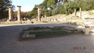 ゼウス神殿と異なり、ドーリア式柱が３本も残っています