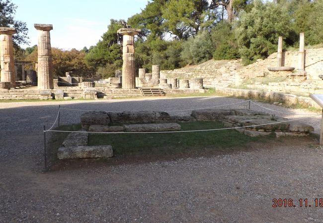 ゼウス神殿と異なり、ドーリア式柱が３本も残っています