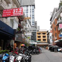 BTS沿いの道からも黄色の建物が見えます