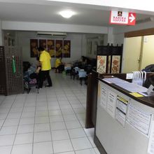 受付とフットマッサージコーナー