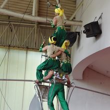 綱渡りシーン　スリル満点