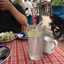 歩道側の埃っぽいテーブル、私は平気だが、、