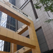 福岡アジア美術館が入っています