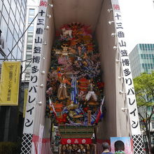 ビルの前、明治通りに飾り山が置かれていました