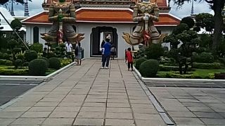 ヤクシャ像に守られて